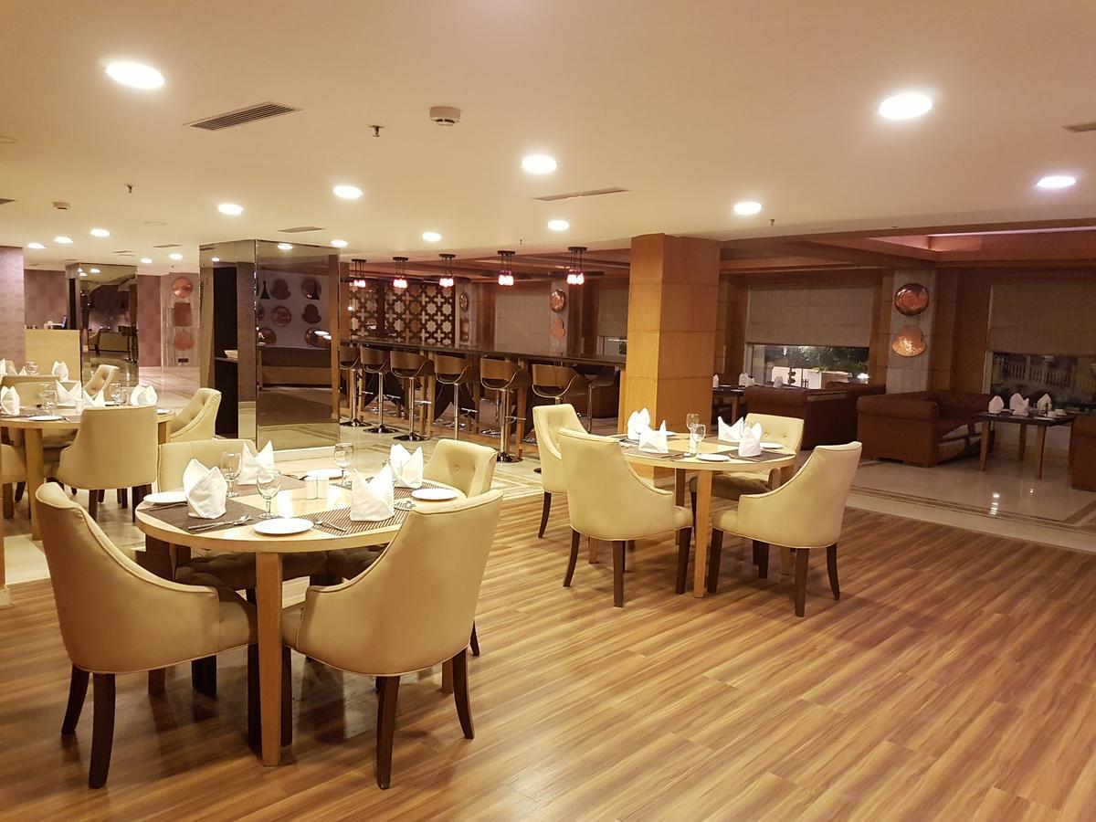 Udman Hotels And Resorts By Ferns N Petals Ню Делхи Екстериор снимка